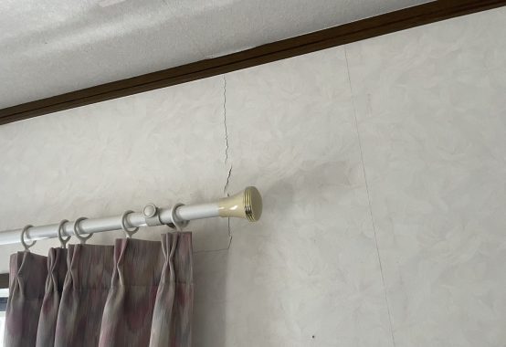 室内のひび割れ被害