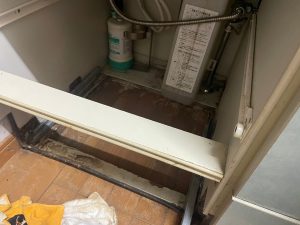 洗面台から床下の水濡れの現場写真